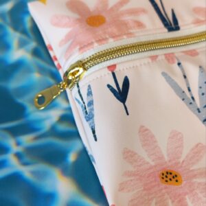 Pochette imperméable multi-usages Joy _ Fleurs fond rose pâle