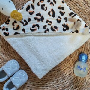 Cape de bain bébé léopard en éponge bio écru – Douce et absorbante