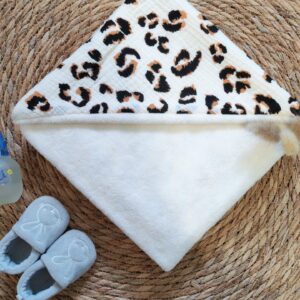 Cape de bain bébé léopard en éponge de bambou écru – Douce et absorbante